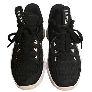 Nike Kids Lebron Witness 5 Basketball Shoes, Black/Metallic Silver/White,